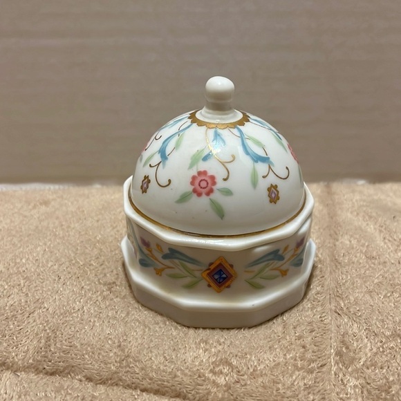 Prestige Of lace Venetian collection lidded trinket box - Picture 2 of 7